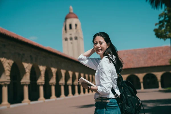 Hermosa Estudiante Intercambio Internacional Sosteniendo Libro Dando Vuelta Con Una — Foto de Stock