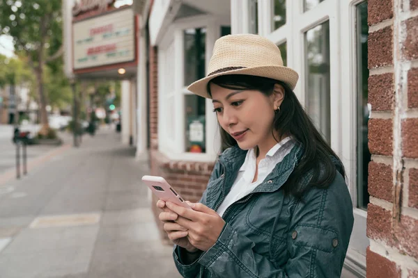 Sokağın Ortasında Duran Bir Şey Aramak Için Telefon Kullanan Güzel — Stok fotoğraf