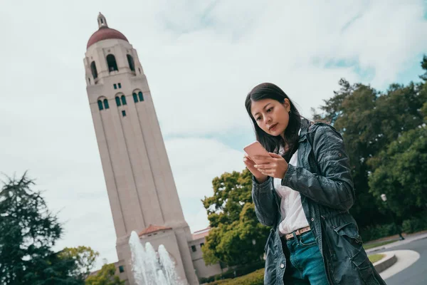 Estudiante Intercambio Aisan Mujer Busca Teléfono Mientras Toma Descanso Hermosa — Foto de Stock