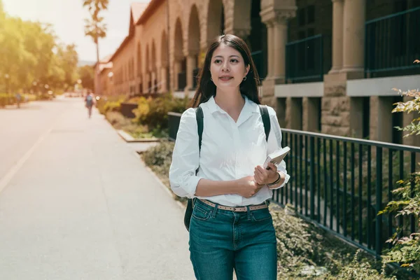 Beutiaul Estudiante Internacional Femenina Acaparando Libro Dirigiéndose Aula Asignatura — Foto de Stock