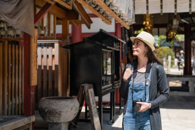 ziyaret ve ünlü tapınak Osaka Japonya mağazalar tarafından geçen çekici Asyalı kadın.