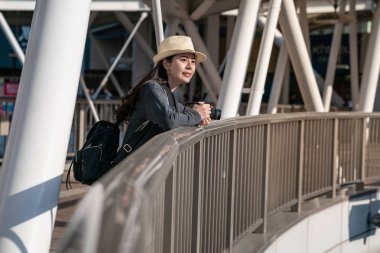 Genç ve güzel kadın resimleri ve leaing yaya köprüsü sevinçle Osaka'daki Otokorkuluk taking.