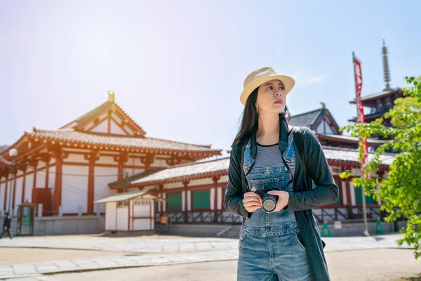 Attractive Asian Travel Woman Holding Her Camera Standing Beautriful Temple — Stock Photo, Image