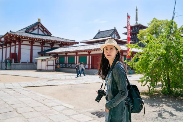 Voyage Femme Tourner Autour Regarder Relaxant Tout Visitant Temple Traditionnel — Photo