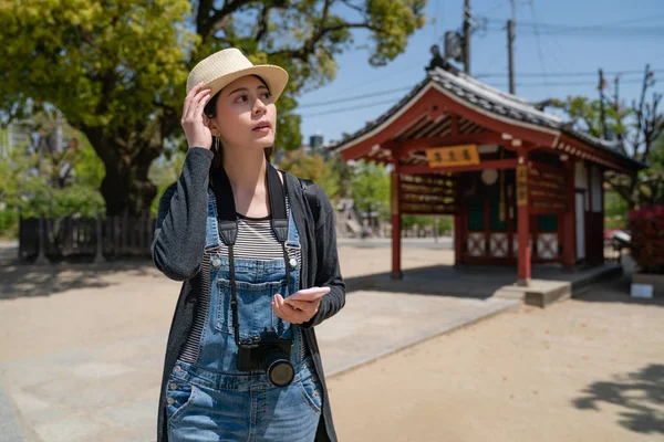 Hermosa Mujer Travle Buscando Por Teléfono Mirando Alrededor Para Encontrar — Foto de Stock