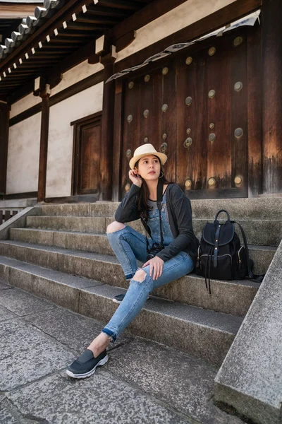 매력적인 아시아 계단에 앉아서 그녀의 오사카에서 전통적인 — 스톡 사진