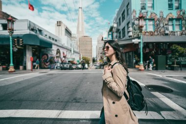 yol boyunca yürüyüş ve moda ve şık youn Asyalı kadın modeli.