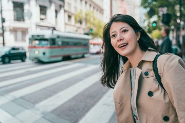 Asyalı kadın gülümseyen sevimli ve san Francisco şehir etrafında seyahat ederken meraklı duygu.