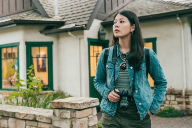 Onu kamera tutarak ve çok güzel bir ev önünde duran kadın genç güzel.