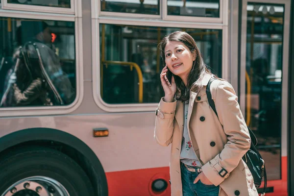 Lindo Asiático Estudiante Hablando Teléfono Alegremente Con Amigos Esperando Frente — Foto de Stock