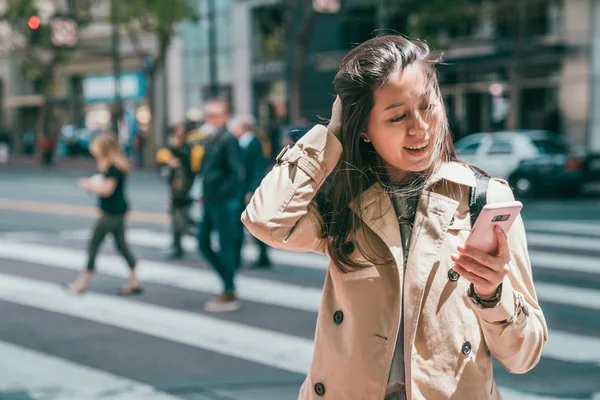 Hermosa Mujer Asiática Encontrar Novio Mensajes Texto Ella Teléfono Mirando — Foto de Stock
