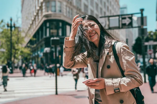 Joven Asiático Mujer Pie Calle Morden Ciudad Mirando Felizmente Sosteniendo — Foto de Stock