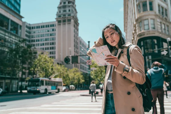 Beautiful Asian Woman Reading Guide Map Street Looking Confused Street — Stock Photo, Image