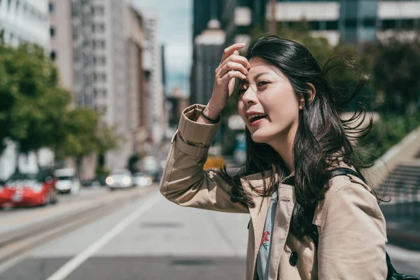 Hermosa Vista Una Encantadora Mujer Asiática Sonriendo Frotando Cabello Mientras — Foto de Stock