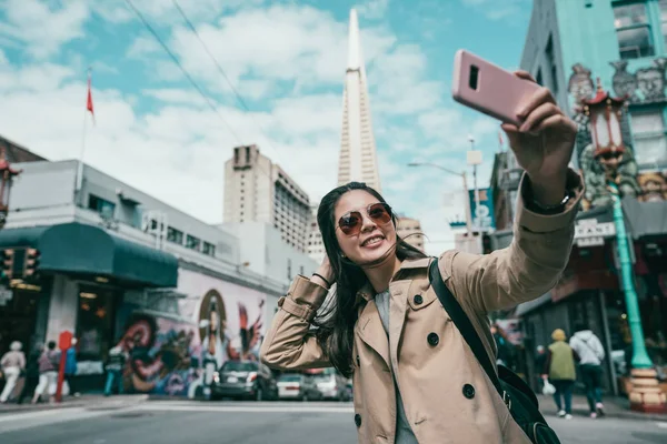 Donna Viaggio Prendendo Selfie Con Edificio Alto Famoso Dietro Lei — Foto Stock