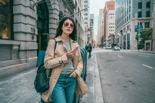 Krásná Žena Čekání Pomocí Svého Mobilního Telefonu Při Čekání Obchody — Stock fotografie