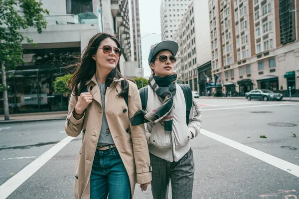 Buenos Amigos Caminando Por Calle Pasando Rato Juntos Con Miradas — Foto de Stock