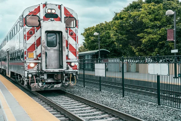 Der Blick Des Zuges Der Auf Der Eisenbahn Einer Station — Stockfoto