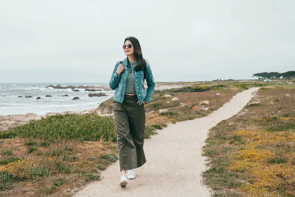 Una Mujer Viaje Con Estilo Caminando Camino Playa Sintiéndose Satisfecha — Foto de Stock