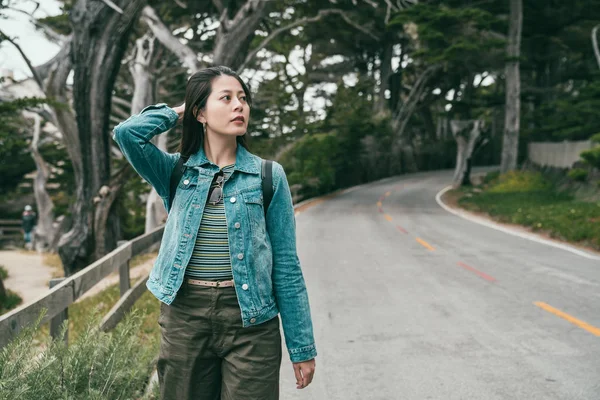 Hermosa Mujer Joven Mirando Alrededor Curiosamente Mientras Camina Por Carretera — Foto de Stock