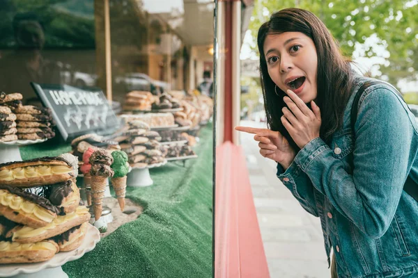 Young Girl Finding Pastry Shop Looking Excitingly Pointing Window Ahead — Stock Photo, Image