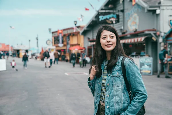 Uma Mulher Asiática Bonita Visitando Uma Pequena Cidade Olhando Alegremente — Fotografia de Stock