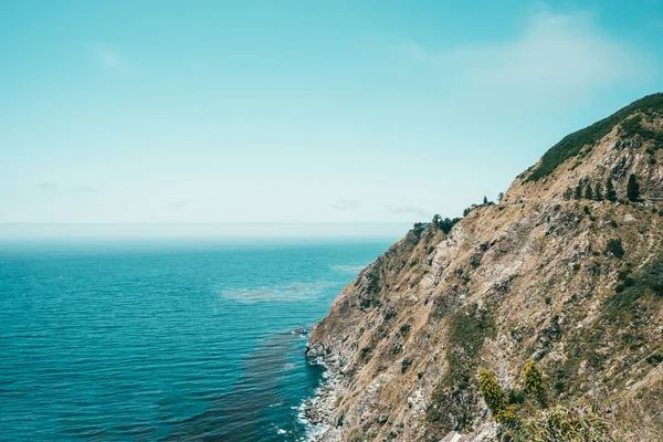 一片壮观的悬崖 四周环绕着蔚蓝的海洋 无处可清的天空 — 图库照片