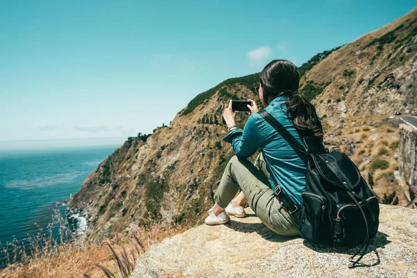 Kayanın Üzerinde Otururken Muhteşem Cliff Deniz Fotoğraf Çekici Bir Kadının — Stok fotoğraf