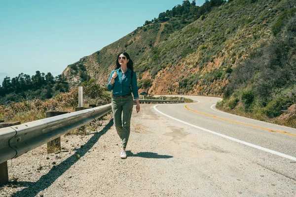 Een Mooie Vrouw Lopen Weg Terwijl Het Nemen Van Een — Stockfoto