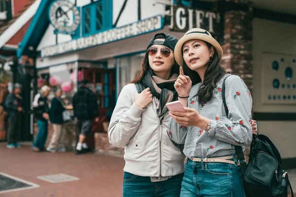 Jovens Amigos Visitando Uma Bela Cidade Procura Algo Por Telefone — Fotografia de Stock