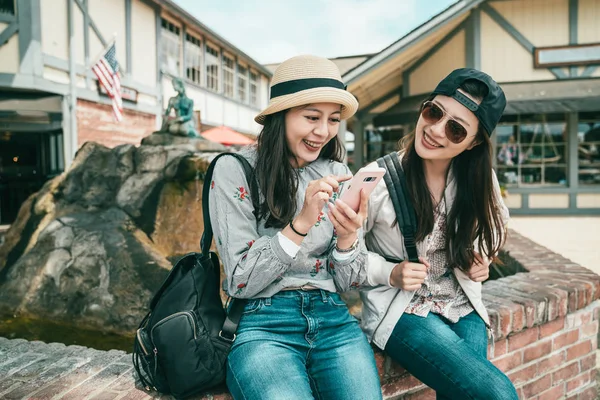 Twee Gelukkige Meisjes Praten Lachen Vreugdevol Terwijl Het Nemen Van — Stockfoto
