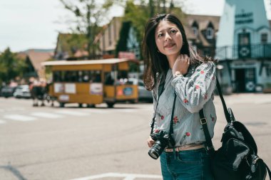 yabancı ülkede güzel ve eski şehir ziyaret ederken fotoğraf çekmek genç güzel kadın.