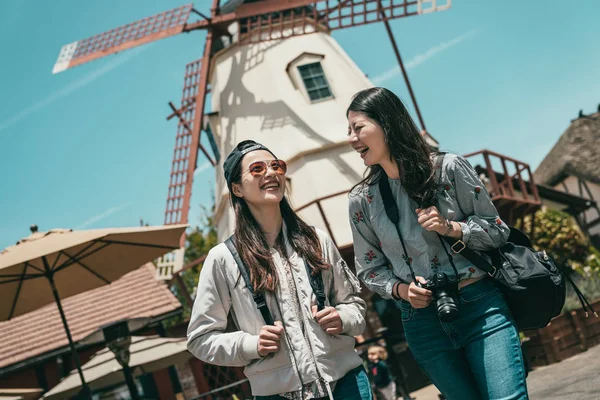 Vrienden Gelukkig Praten Tijdens Het Bezoeken Van Bezienswaardigheden Een Mooie — Stockfoto