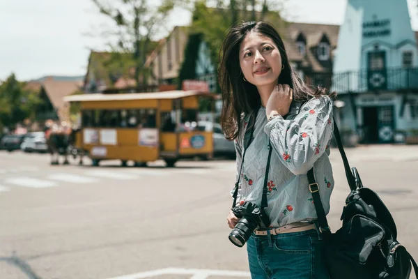 Joven Hermosa Mujer Tomando Fotos Durante Visita Hermoso Viejo Pueblo — Foto de Stock