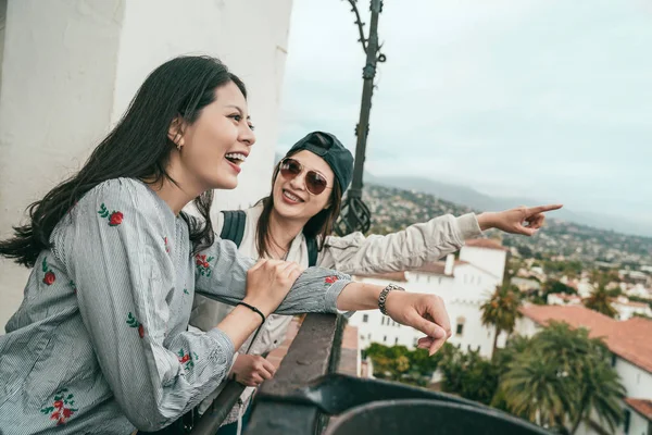 Jóvenes Amigos Riendo Felizmente Señalando Algún Lugar Balcón Una Hermosa — Foto de Stock