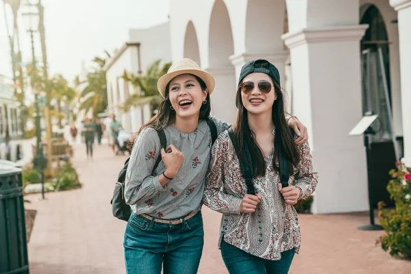 Amici Stretti Coccole Ridere Allegramente Mentre Prende Viaggio Città — Foto Stock