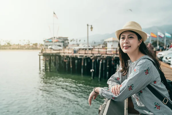 Classy Woman Leaning Guardrail Wharf Looking Somewhere Else Peaceful Smile — Stock Photo, Image