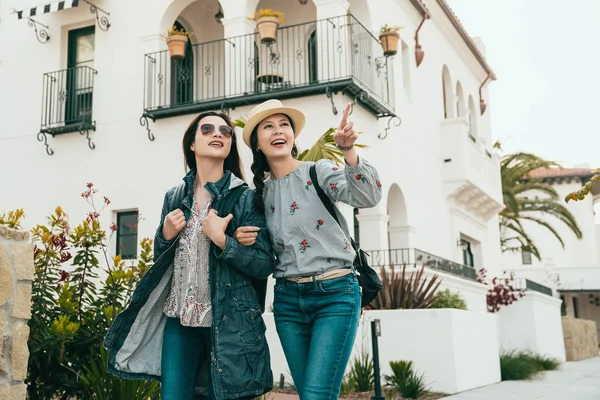 Mejores Amigos Pasando Rato Felizmente Mientras Toma Viaje Casco Antiguo — Foto de Stock