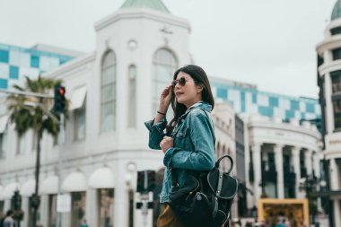 Beverly Hills, sokakta yürüyen kadın gezgin moda güneş gözlüğü takıyor
