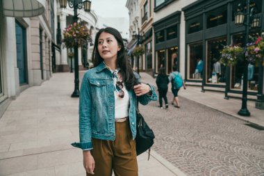 Zarif Bayan pencere rodeo drive Caddesi ve onları giyiyor gibi nasıl göründüğünü hayal alışveriş