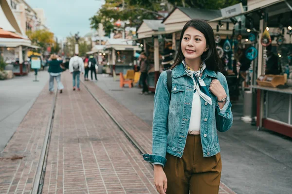 Casual Woman Wearing Denim Jacket Standing Street Original Farmers Market — Stock Photo, Image