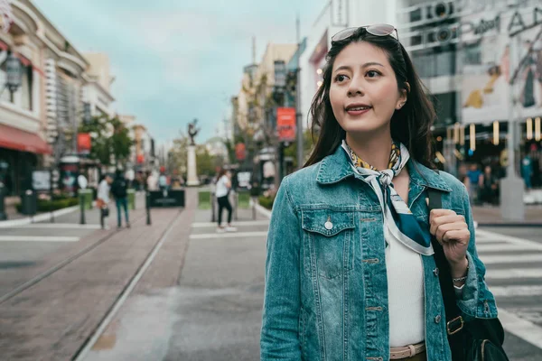 Beautiful Lady Standing Road Her Sunglasses Her Head — Stock Photo, Image