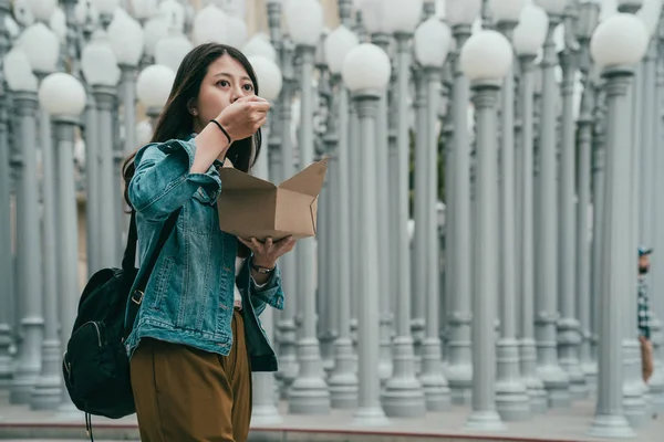 Pretty Lady Standing Front Los Angeles County Museum Art Eating — Stock Photo, Image