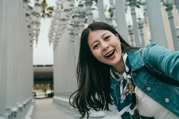 Female Tourist Taking Selfie Front Los Angeles County Museum Art — Stock Photo, Image