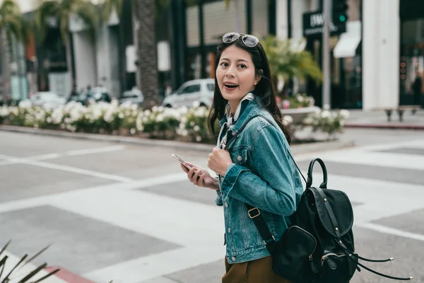 Fashion Lady Cheerfully Walking Road Holding Her Smartphone Carrying Black — Stock Photo, Image