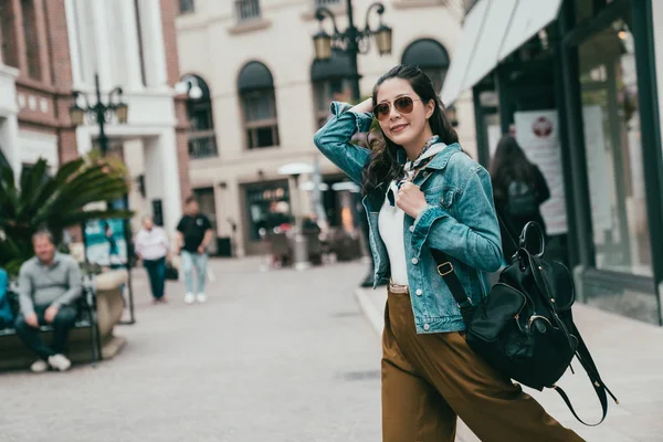 Young Beautiful Woman Full Confidence Flicks Her Hair Shopping Rodeo — Stock Photo, Image