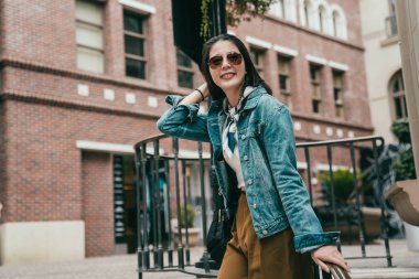 dinlendirici olsa çekici bir gülümseme kameraya veren genç kendine güvenen bayan