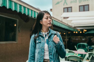 Zarif Bayan jean ceket sokakta, dışarı o sadece gelen çiftçi pazar yürüyüş