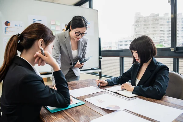 会議室で同僚にプロジェクトについていくつかの新しいアイデアを与える若い実業家 オフィスでの新しい事業を論議しているビジネス人々 — ストック写真