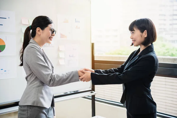 Japonês Empresária Grato Selando Negócio Com Seu Futuro Parceiro Negócios — Fotografia de Stock